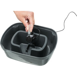 Pítko fontána Polygon, melamin/silikon, 2.5 l/ 28 × 11 × 22 cm, šedá/bílá (RP 7,40 Kč)