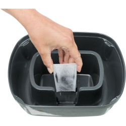 Pítko fontána Polygon, melamin/silikon, 2.5 l/ 28 × 11 × 22 cm, šedá/bílá (RP 7,40 Kč)